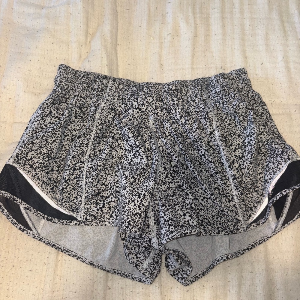 Lululemon Hotty Hot Shorts 2.5